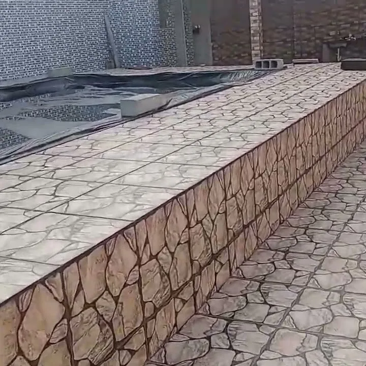 Piscina elevada com a borda e o piso revestidos em pedra
